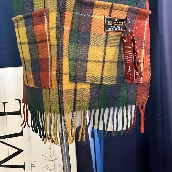 Wool Scarf with pockets! NWT! - Picture 2 of 5